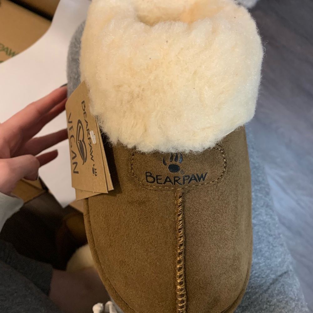 Vegan bearpaw size 8 slippers